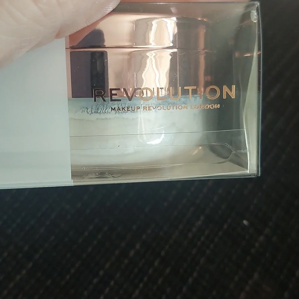New‎ revolution loose setting powder light yellow